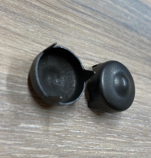 Tumma peitetulppa metallista