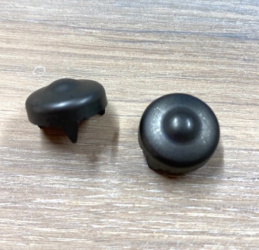 [2358] Tumma peitetulppa metallista